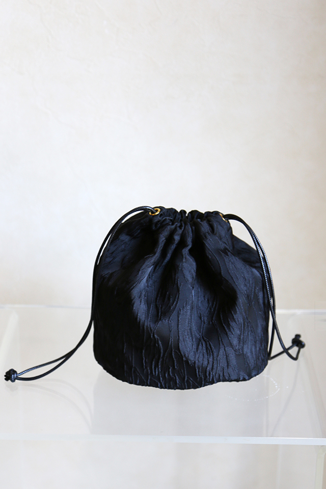 CHIGNON（シニヨン）巾着ポーチ　0636-550BZ-BLACK